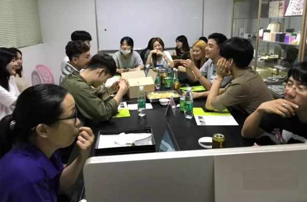 老師和同學(xué)在學(xué)習(xí)手板模型制作后，自己動(dòng)手組裝的產(chǎn)品